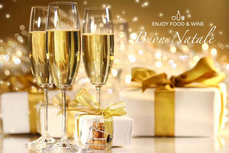 Calici di champagne per augurare buon Natale