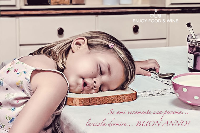 Bambina Dorme su di una fetta di pane, se ami veramente una persona lasciala dormire… Buon Anno
