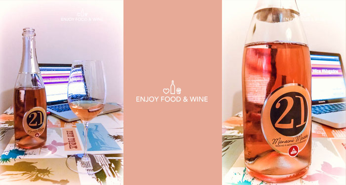 Manzoni Moscato 21, bottiglia di vino Manzoni Moscato con sfondo rosa e logo EFW