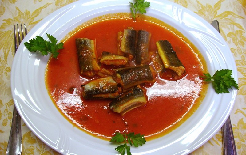 Piatto di anguilla in umido con salsa - Enjoy Food & Wine