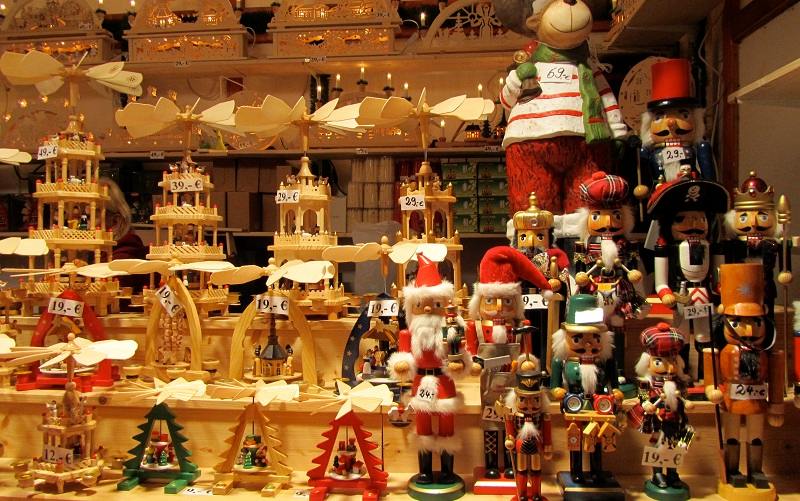 Mercatini di Natale, oggetti di artigianato esposti su una bancarella - Enjoy Food & Wine