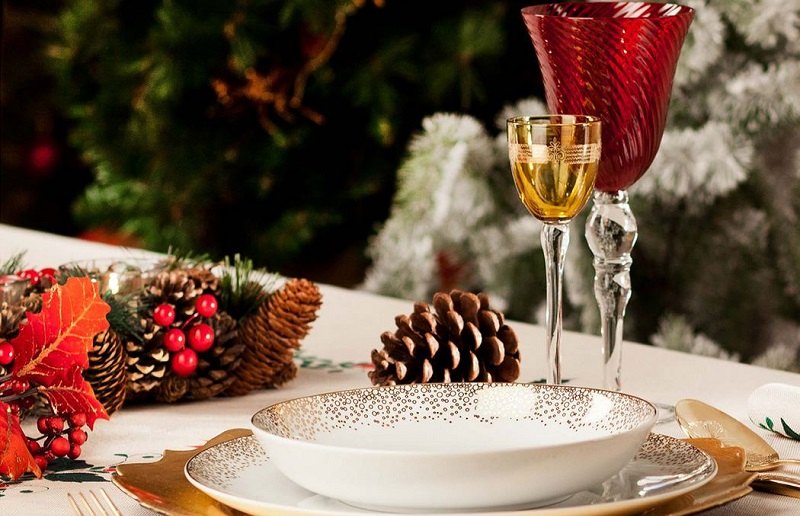 Specialità natalizie - tavola con piatto e bicchiere addobbata perle feste - Enjoy Food & Wine